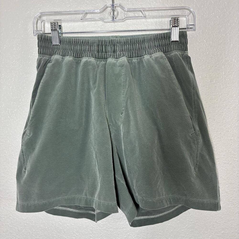 Lululemon Shorts Mens XS Green 7 Inseam Knit Drawstring Zip Pocket Running